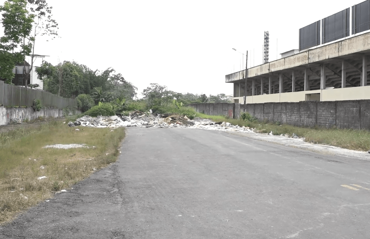 LA CALLE FRANKLIN PALLO PALLO ESTÁ LLENA DE DESPERDICIOS