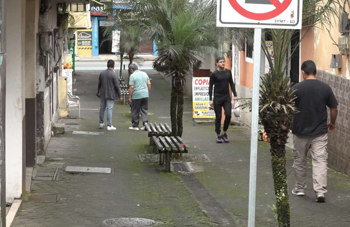 HEDORES POR FALLOS EN ALCANTARILLADO AFECTAN A VECINOS DEL PASAJE ECUADOR