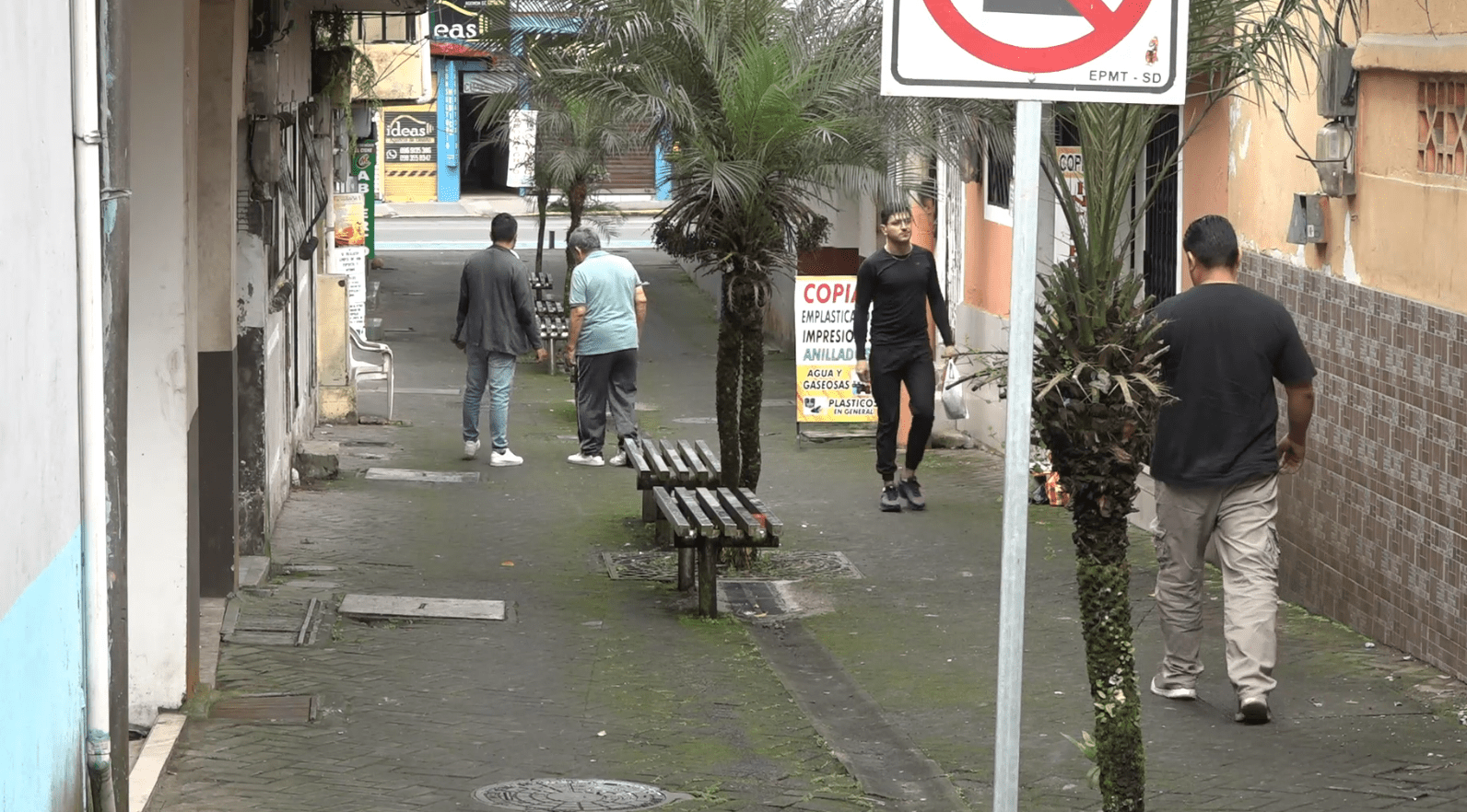 HEDORES POR FALLOS EN ALCANTARILLADO AFECTAN A VECINOS DEL PASAJE ECUADOR