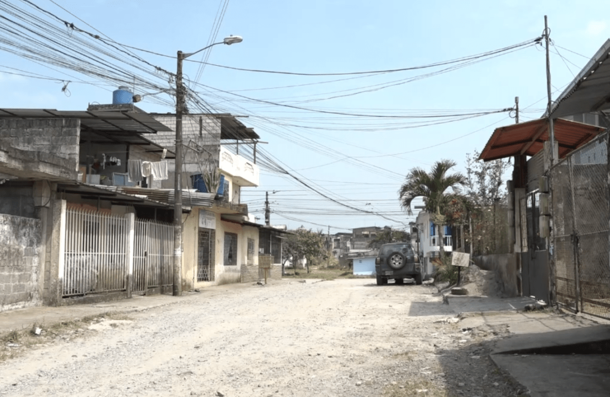 PIDEN ASFALTAR CALLE HUNGRÍA Y MEJORAR PARQUE EN HERIBERTO MALDONADO