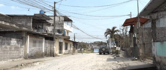 PIDEN ASFALTAR CALLE HUNGRÍA Y MEJORAR PARQUE EN HERIBERTO MALDONADO
