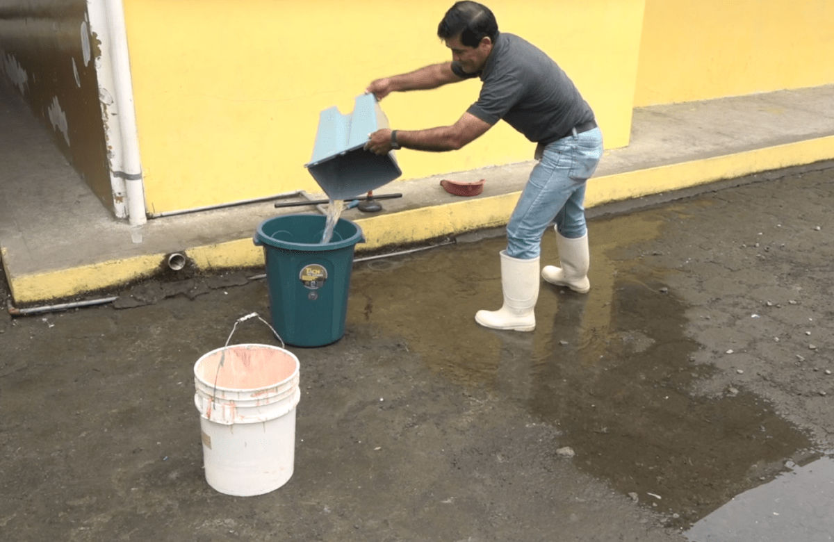 UNA FUGA DE AGUA ESTÁ CAUSANDO INCONVENIENTES A UN CENTRO EDUCATIVO
