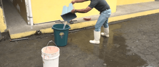 UNA FUGA DE AGUA ESTÁ CAUSANDO INCONVENIENTES A UN CENTRO EDUCATIVO