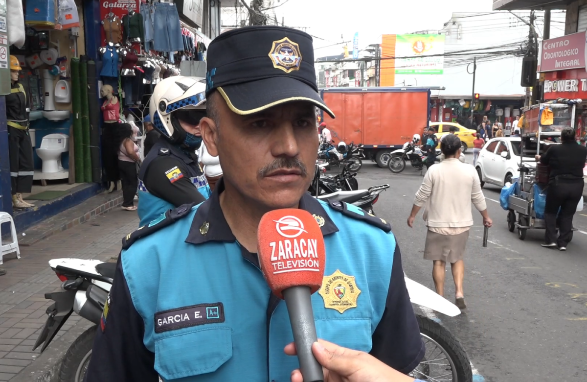 LOS VENDEDORES INFORMALES SE TOMARON LA CALLE AMBATO