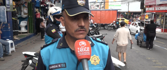 LOS VENDEDORES INFORMALES SE TOMARON LA CALLE AMBATO