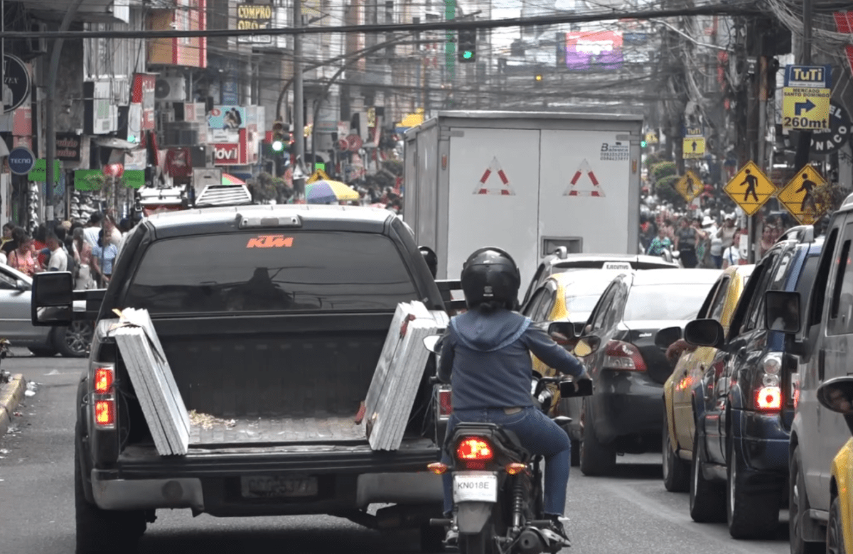CONGESTIÓN VEHICULAR GENERÓ CAOS Y ALERTA EN EL CENTRO DE SANTO DOMINGO