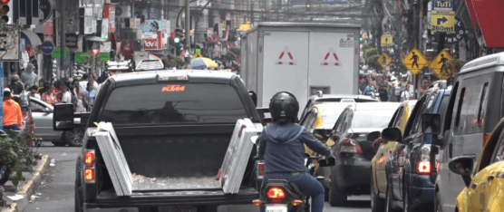 CONGESTIÓN VEHICULAR GENERÓ CAOS Y ALERTA EN EL CENTRO DE SANTO DOMINGO