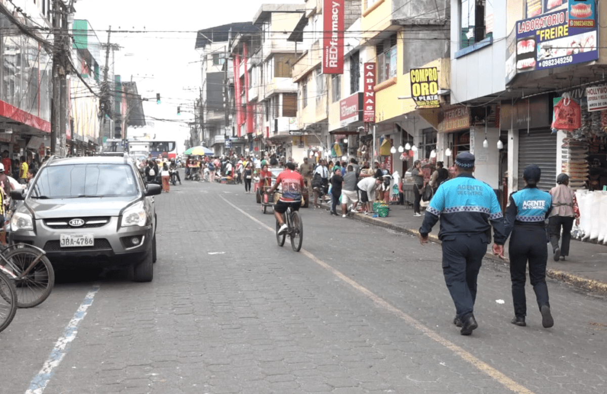 LA CALLE AMBATO CONTINÚA CERRADA Y DIFICULTA LA CIRCULACIÓN