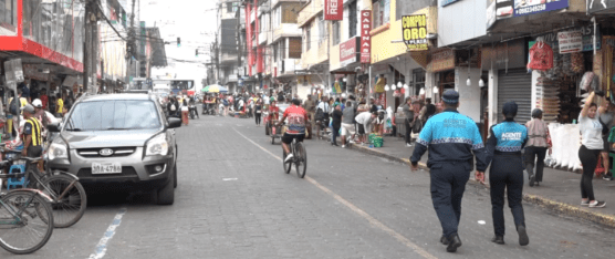 LA CALLE AMBATO CONTINÚA CERRADA Y DIFICULTA LA CIRCULACIÓN