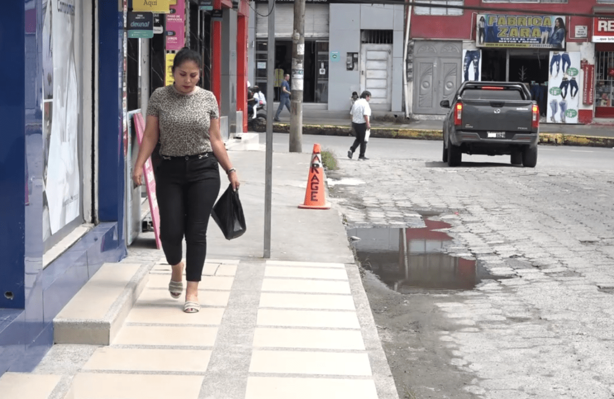 EN UN TRAMO DE LA CALLE MACHALA SE ACUMULA AGUA