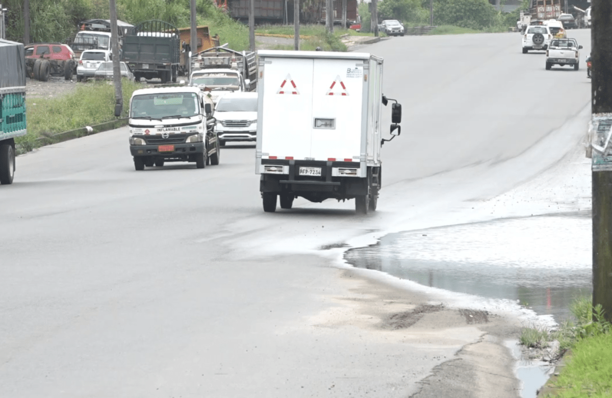 SIGUE LA PROBLEMÁTICA DE ACUMULACIÓN DE AGUA EN EL BY PASS CHONE- QUININDÉ