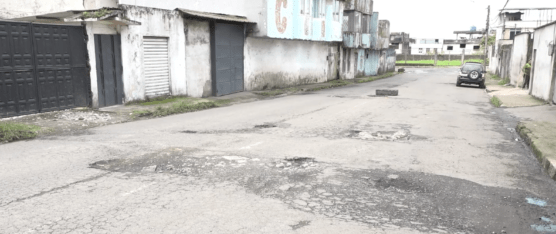 HUECOS Y SOCAVÓN EN CALLE HUMBERTO FIALLOS GENERAN RIESGO Y EXIGEN INTERVENCIÓN URGENTE