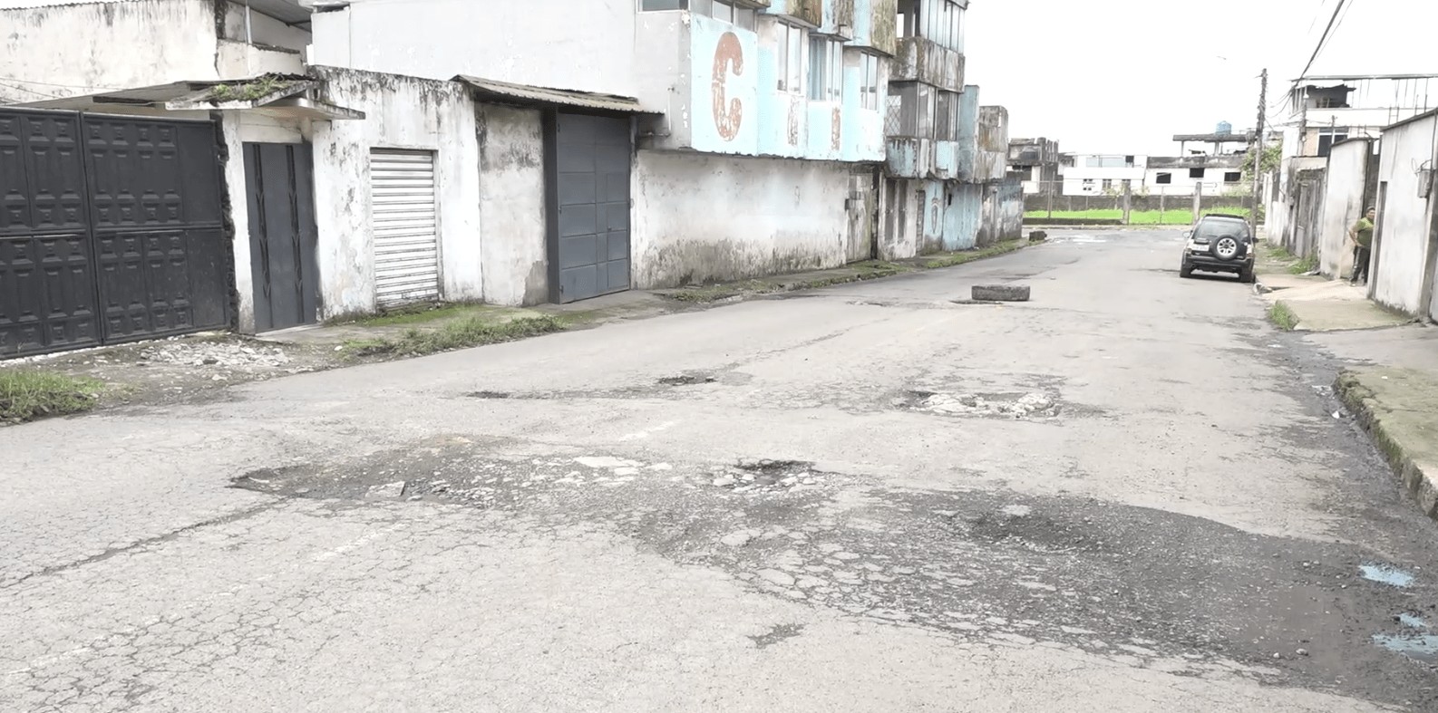 HUECOS Y SOCAVÓN EN CALLE HUMBERTO FIALLOS GENERAN RIESGO Y EXIGEN INTERVENCIÓN URGENTE