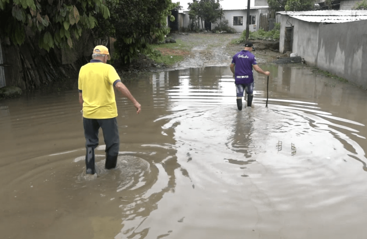 INUNDACIONES AFECTAN A VIVIENDAS EN EL BARRIO VIRGEN DEL CISNE