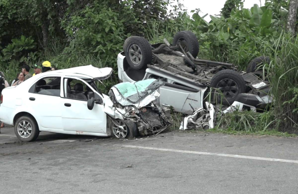 DOS PERSONAS MURIERON EN ACCIDENTE DE TRÁNSITO EN LA VÍA QUININDÉ