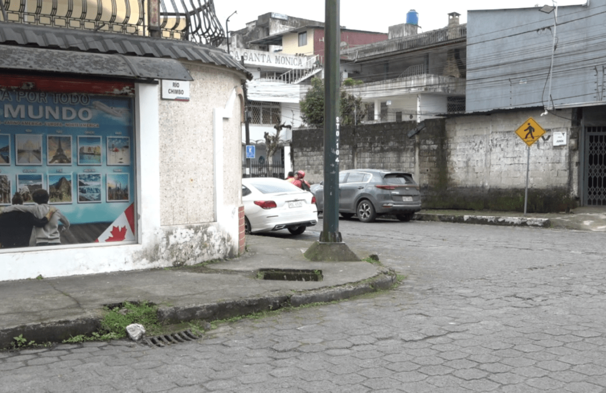 ALCANTARILLA SIN TAPA EN LA CALLE RÍO CHIMBO REPRESENTA SERIO RIESGO VIAL