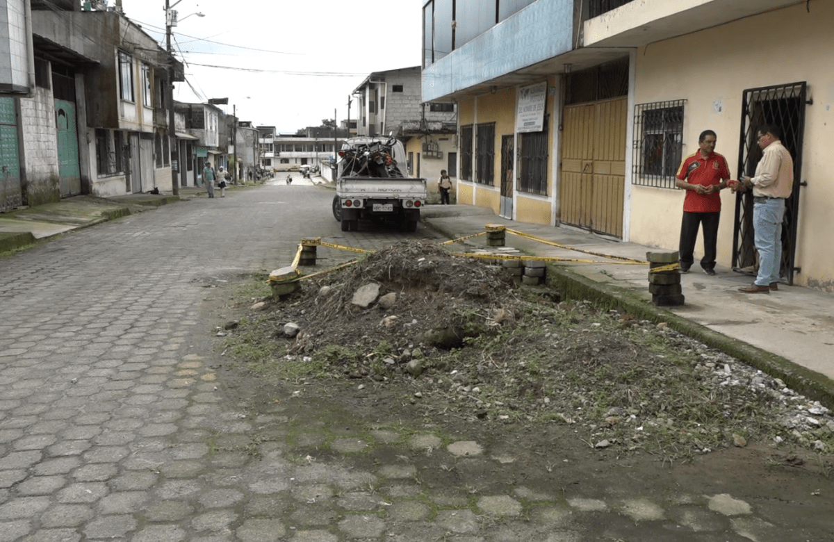 VECINOS DENUNCIAN OBRA DE ALCANTARILLADO ABANDONADA EN LA BOLÍVAR