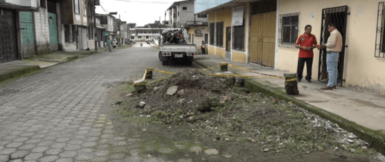 VECINOS DENUNCIAN OBRA DE ALCANTARILLADO ABANDONADA EN LA BOLÍVAR