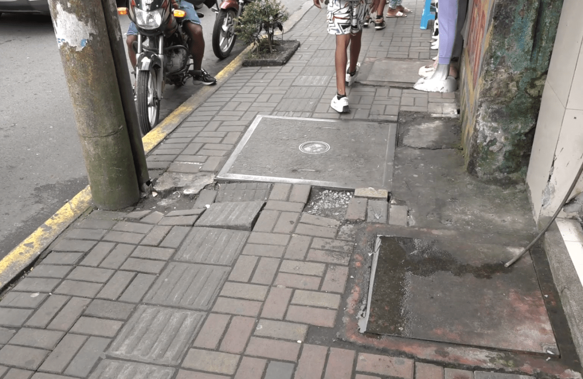 LOS COMERCIANTES PIDEN LA INTERVENCIÓN DE VEREDAS EN LA CALLE LATACUNGA