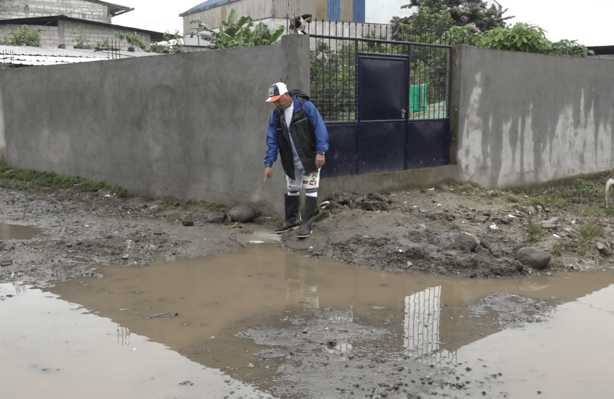 EN EL BARRIO VIRGEN DEL CISNE SE HAN PRESENTADO INUNDACIONES