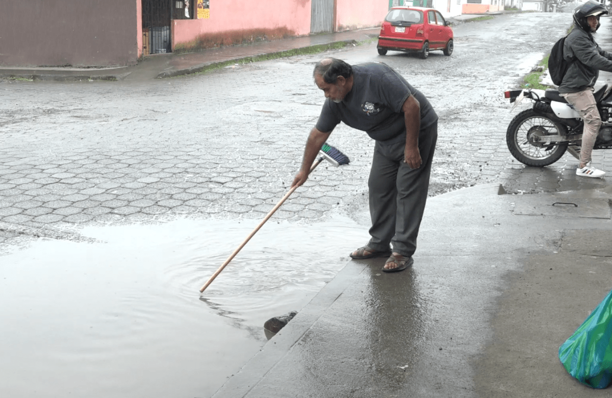 COLAPSO DE ALCANTARILLADO INUNDA VIVIENDAS EN BARRIO LAS MERCEDES