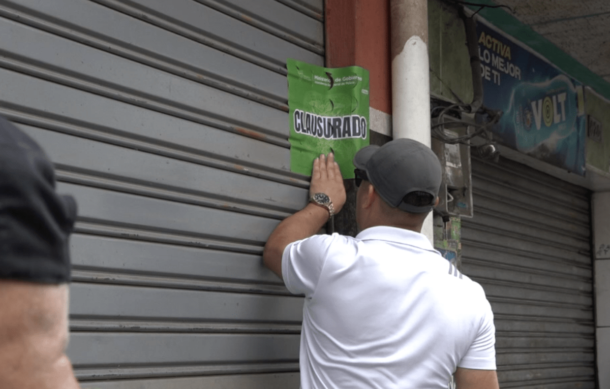 5 LOCALES FUERON CLAUSURADOS EN LA CALLE LOJA POR LA INTENDENCIA