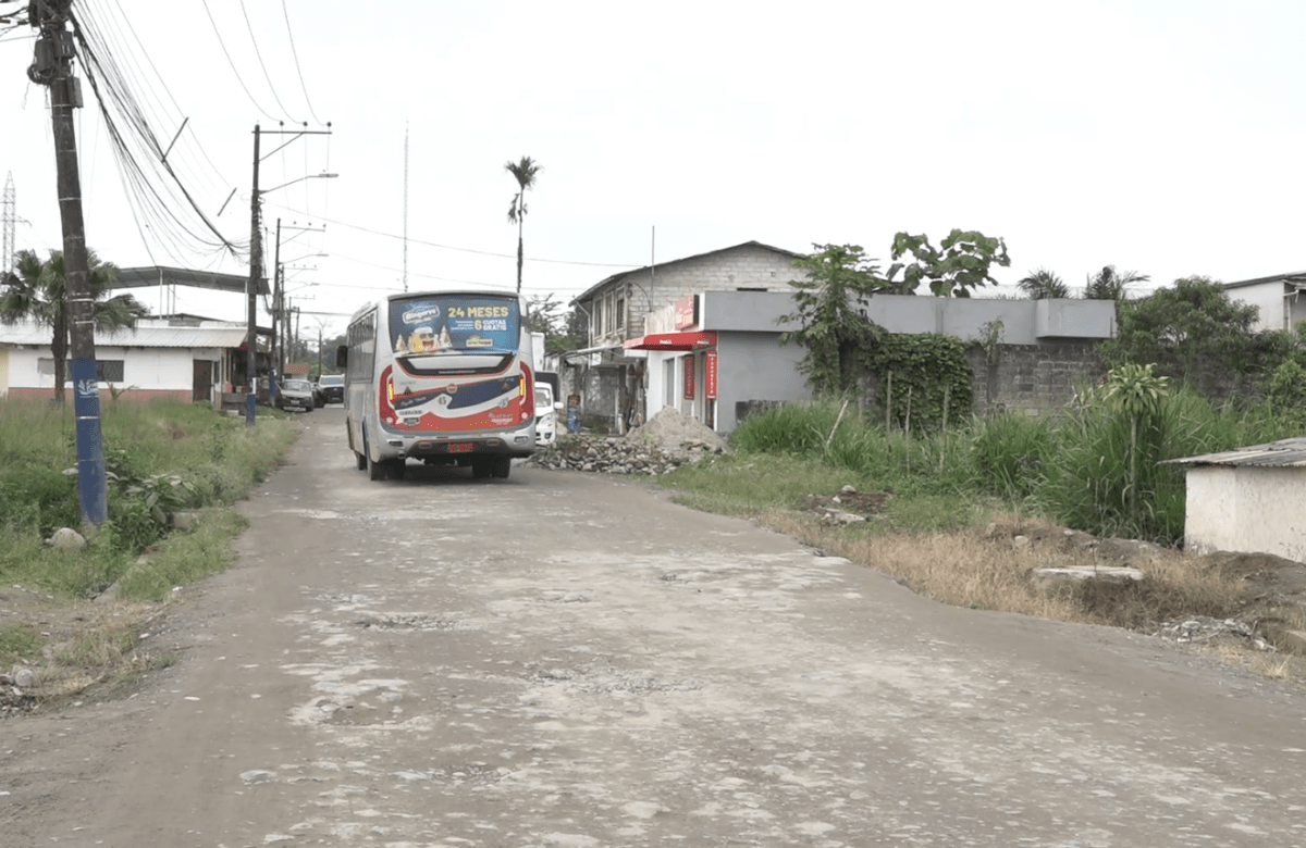 EL ASFALTADO DE LA CALLE JUAN NARVÁEZ SE MANTIENE PARALIZADO