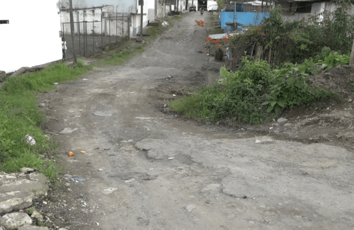 MORADORES DE JUAN MONTALVO DENUNCIAN CALLES DAÑADAS Y FALTA DE LUZ