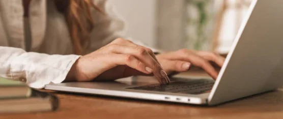 MUJERES ECUATORIANAS PODRÁN POSTULAR A BECAS DEL 50 % PARA ESTUDIAR MAESTRÍAS EN ESPAÑA