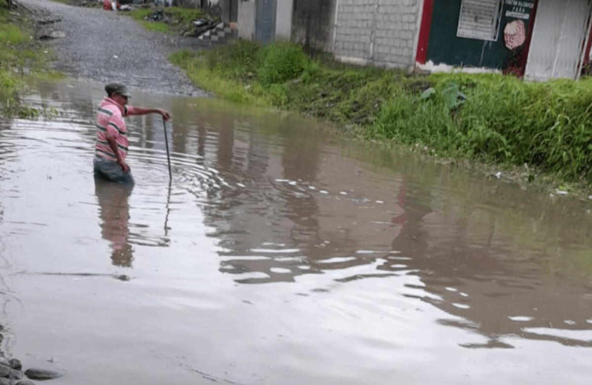 EN LA COOP. JUAN MONTALVO SUFREN CON EL ALCANTARILLADO