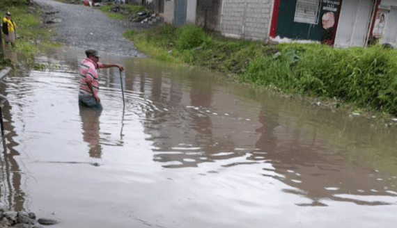 EN LA COOP. JUAN MONTALVO SUFREN CON EL ALCANTARILLADO