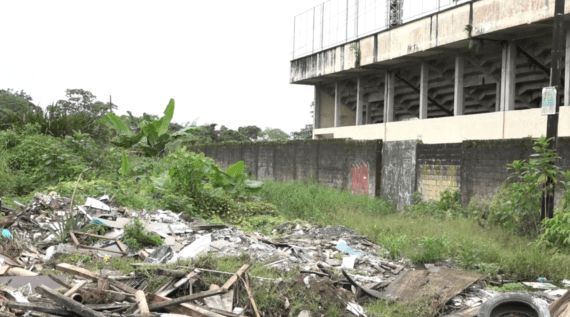 BASURA ACUMULADA Y VÍA CERRADA GENERAN PREOCUPACIÓN EN LA FRANKLIN PALLO PALLO
