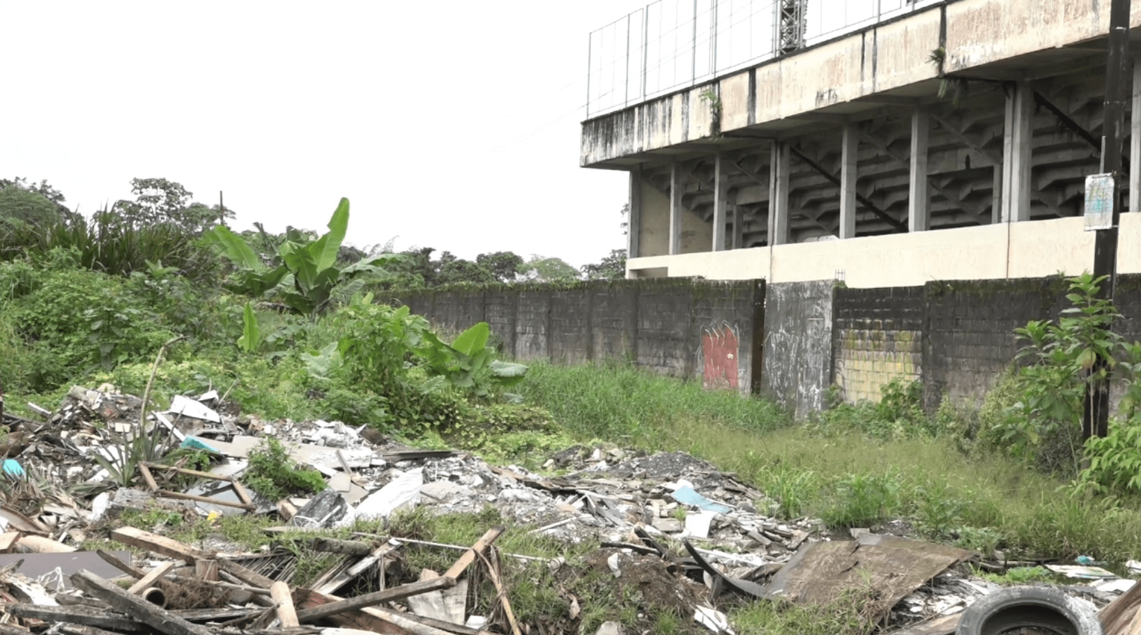 BASURA ACUMULADA Y VÍA CERRADA GENERAN PREOCUPACIÓN EN LA FRANKLIN PALLO PALLO