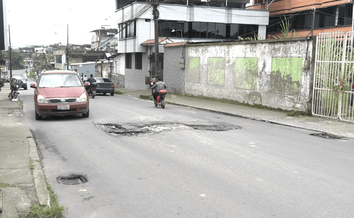 BACHES Y ALCANTARILLA EN RIESGO AMENAZAN VÍA EN COOPERATIVA OBANDO