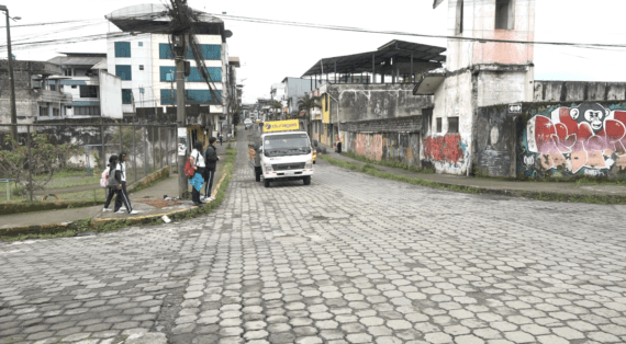 COMUNIDAD EDUCATIVA PIDE MÁS SEÑALÉTICA Y LIMPIEZA EN CALLE TENIENTE RUILOVA