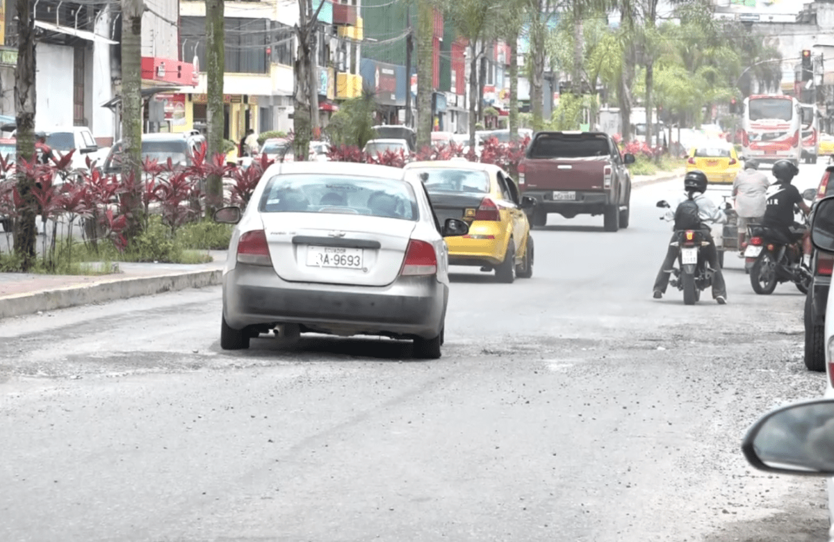 PIDEN QUE CONCLUYAN CON LOS TRABAJOS EN EL ALCANTARILLADO DE LA AV. CHONE