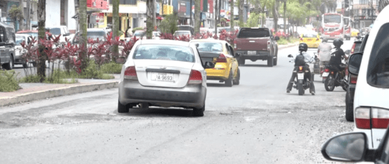 PIDEN QUE CONCLUYAN CON LOS TRABAJOS EN EL ALCANTARILLADO DE LA AV. CHONE