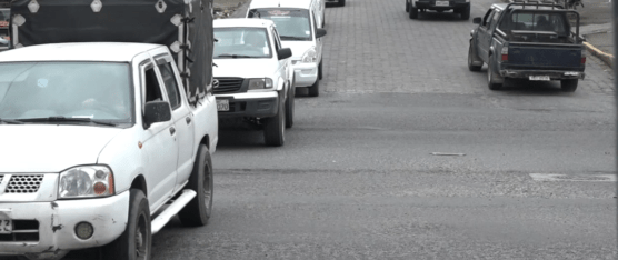 CONDUCTORES SE QUEJAN DE BACHES EN LAS AVENIDAS DE SANTO DOMINGO