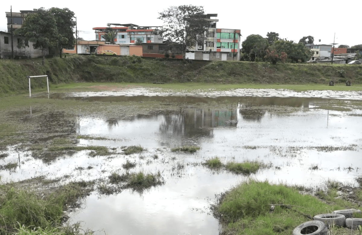 LOS DEPORTISTAS SUFREN POR LA ACUMULACIÓN DE AGUA EN LA CANCHA