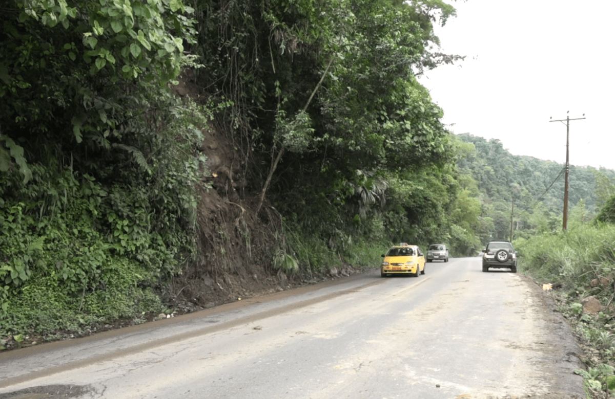 DESLIZAMIENTO BLOQUEÓ LA VÍA ALÓAG–SANTO DOMINGO POR INTENSAS LLUVIAS