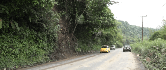 DESLIZAMIENTO BLOQUEÓ LA VÍA ALÓAG–SANTO DOMINGO POR INTENSAS LLUVIAS