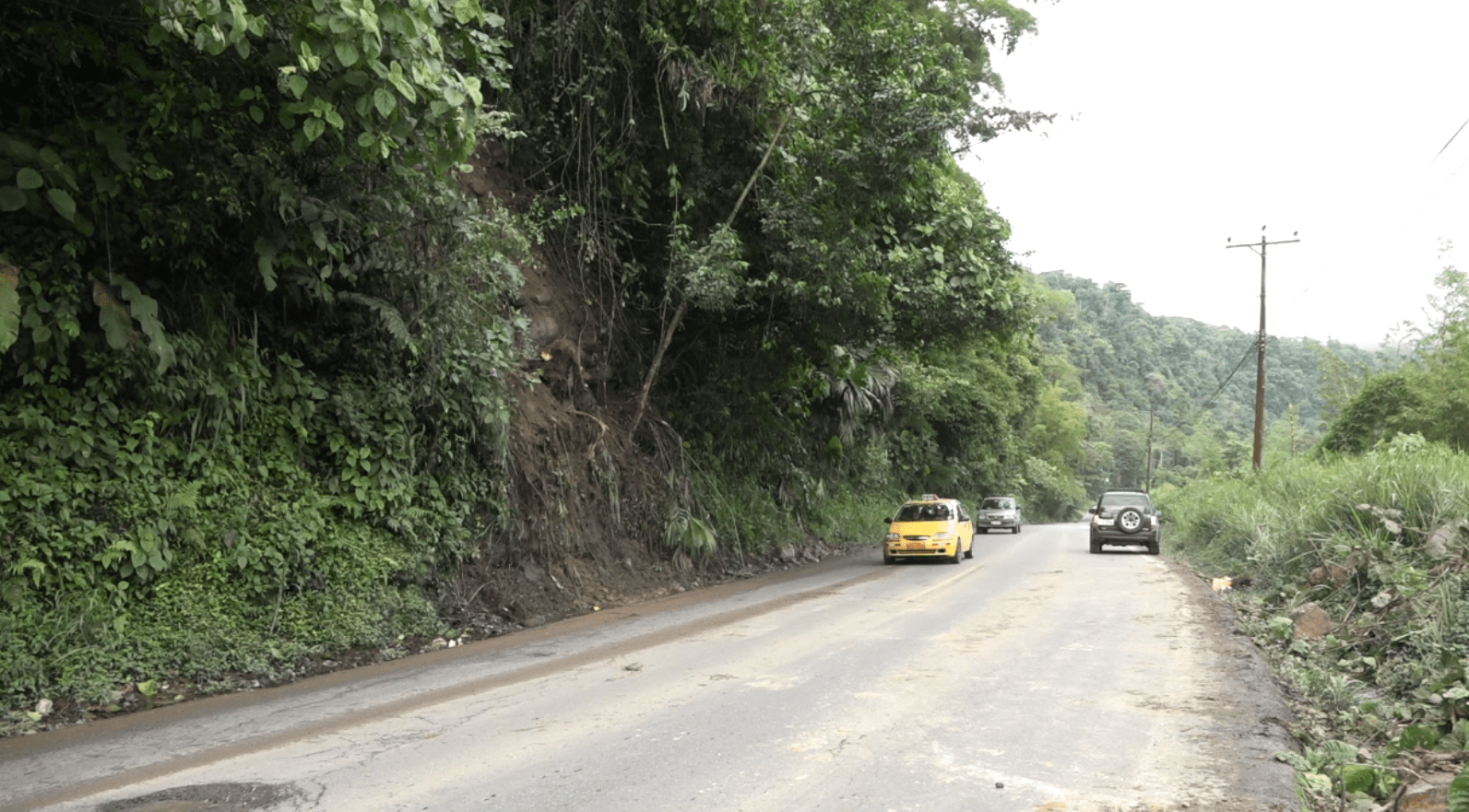 DESLIZAMIENTO BLOQUEÓ LA VÍA ALÓAG–SANTO DOMINGO POR INTENSAS LLUVIAS