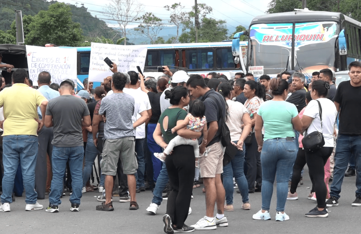LOS HABITANTES DE ALLURIQUÍN CERRARON LA VÍA ALÓAG – STO. DGO.