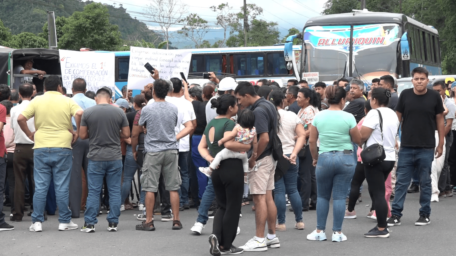 LOS HABITANTES DE ALLURIQUÍN CERRARON LA VÍA ALÓAG - STO. DGO.