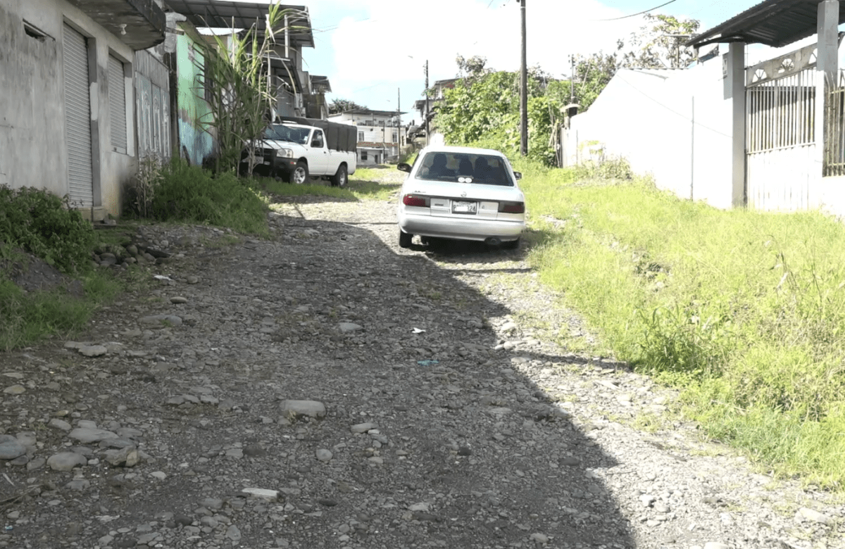 LOS VECINOS PIDEN EL ASFALTADO DE LA CALLE CÉSAR BRAVOMALO