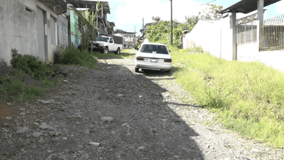 LOS VECINOS PIDEN EL ASFALTADO DE LA CALLE CÉSAR BRAVOMALO