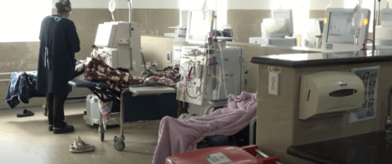 PACIENTES EXIGEN QUE EL IESS Y EL MSP CANCELEN LAS DEUDAS CON LAS DIALIZADORAS