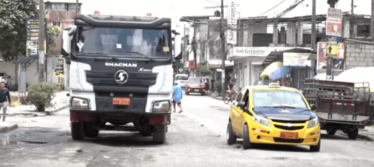 EN LA ENTRADA A LA JUAN EULOGIO HAY UN CAOS VEHICULAR
