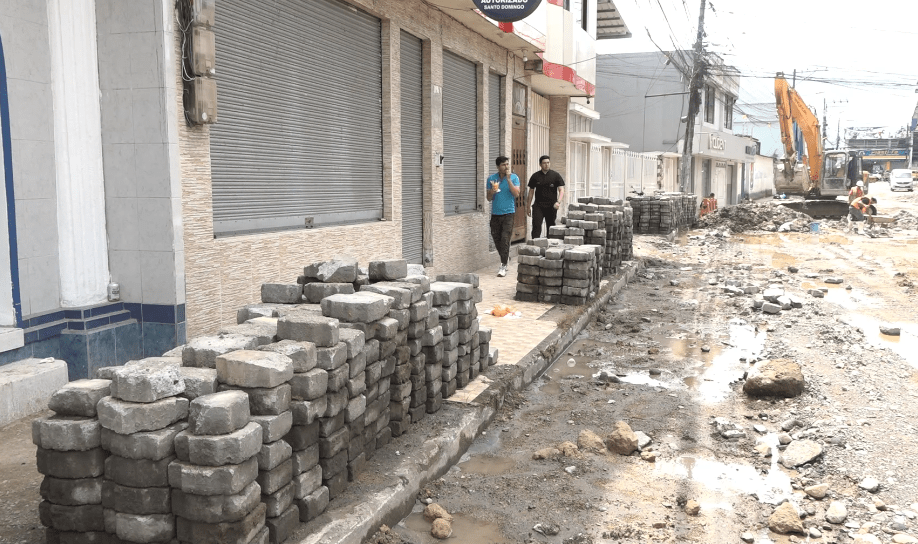 EL TAPONAMIENTO DEL ALCANTARILLADO CAUSÓ LA INUNDACIÓN EN LA CALLE JUNÍN
