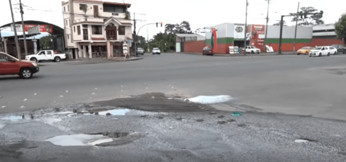 COLAPSADA ESTÁ LA ALCANTARILLA EN LA AVENIDA JACINTO CORTEZ JHAYYA